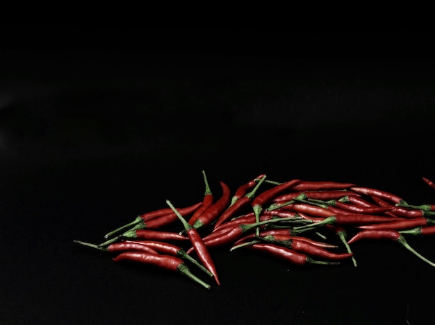 Piments sur fond noir