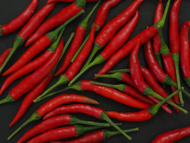 Piments sur fond noir