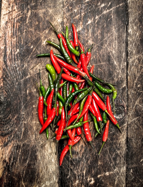 Piments forts. Sur un fond en bois.