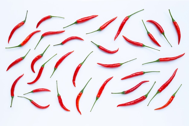 Piments forts sur une surface blanche. Vue de dessus