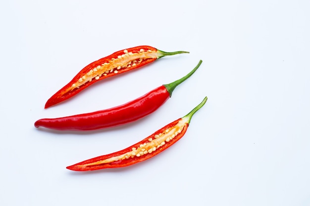 Piments isolés sur blanc