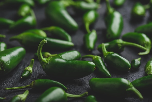 Piments Jalapeno sur fond de béton