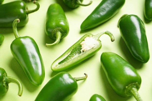 Piments Jalapeno, sur fond vert, mise à plat. Fermer.