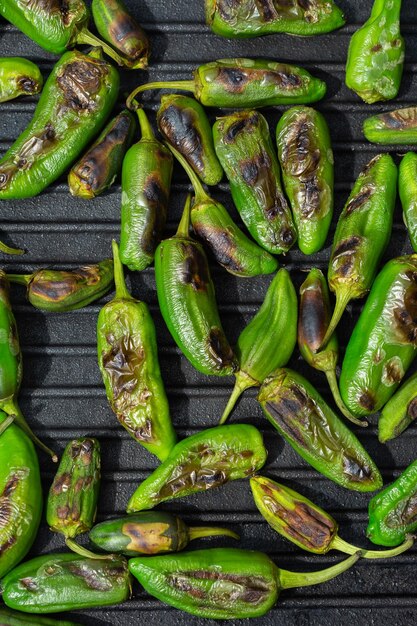 Photo piments mexicains chauds verts grillés jalapeno tapas espagnoles typiques pimientos de padron