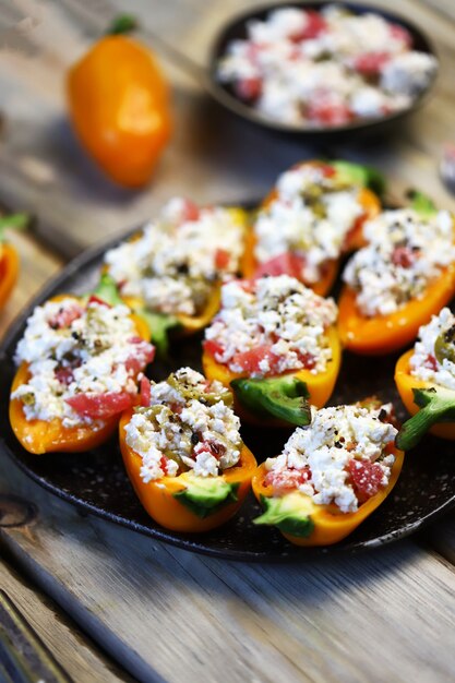 Piments paprika jaunes farcis de ricotta aux légumes.