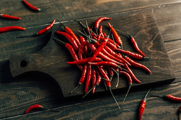 Piments sur une planche de bois foncé