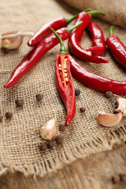 Piments rouges aux épices sur la table se bouchent