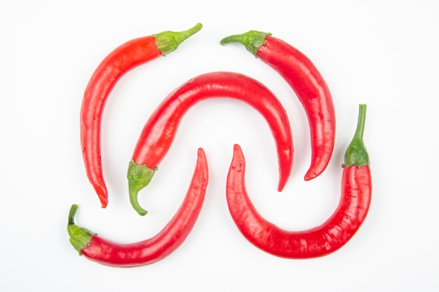 Piments rouges sur blanc