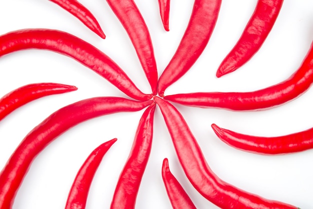 Piments rouges chauds sur fond blanc chiffres alimentaires Vitamine nourriture végétale