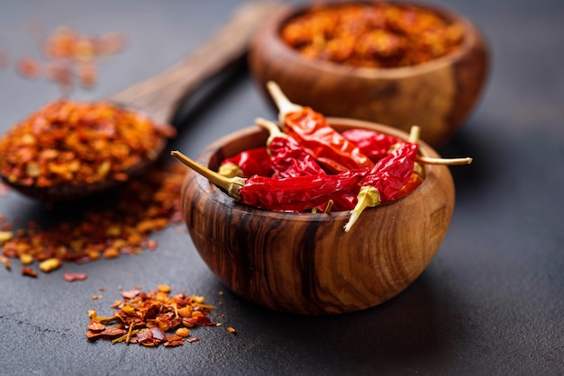 Piments rouges chauds sur fond rouillé