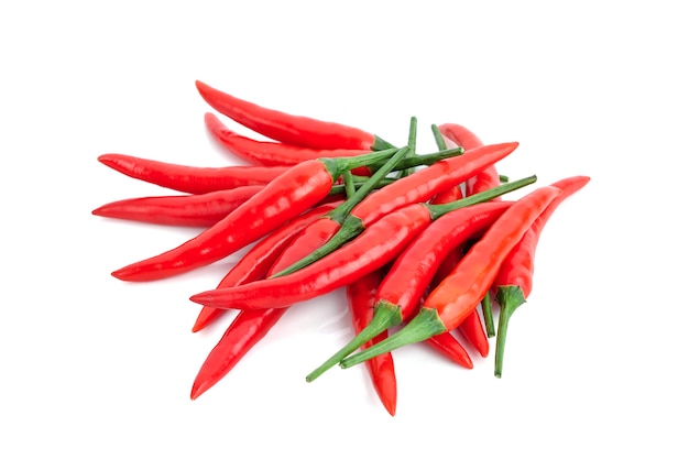 Piments rouges chauds isolés sur blanc