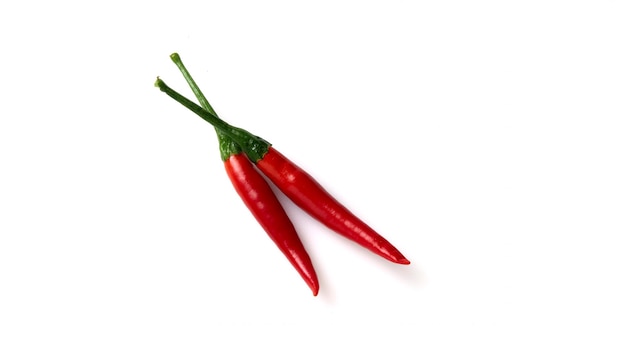 Piments rouges chauds isolés sur fond blanc