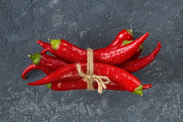 Piments rouges chauds sur pierre grise