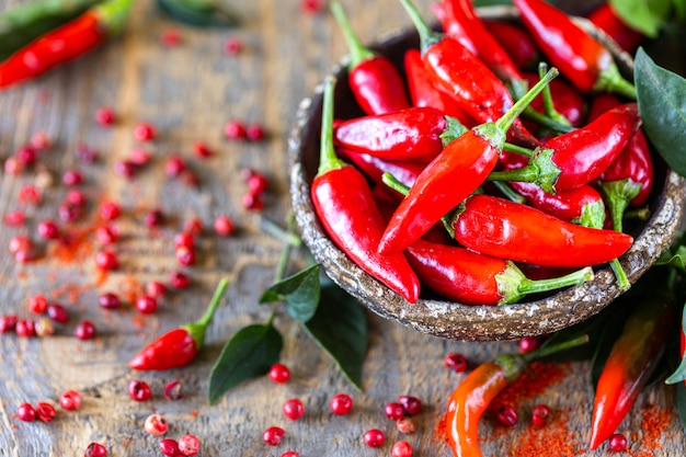 Piments rouges comme ingrédient dans une collation végétarienne à la harissa. Adjika maison traditionnelle de la cuisine tunisienne et arabe.