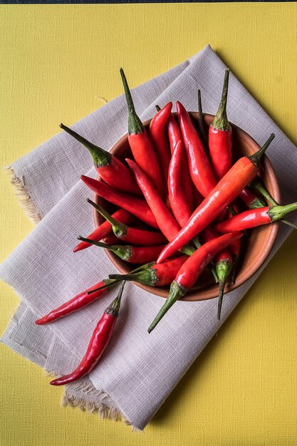 Piments rouges dans un bol en argile