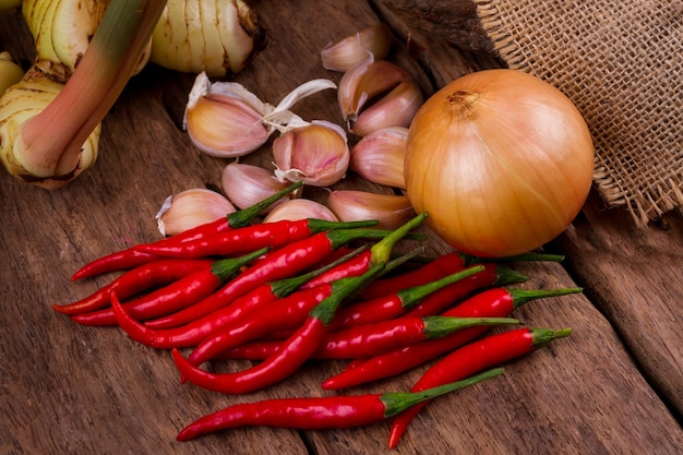 Piments Rouges Dans Un Bol En Bois Sur Fond De Table En Bois Ancien