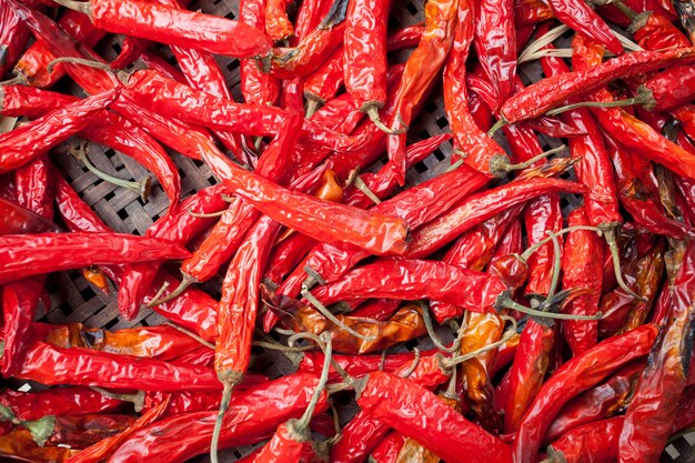 Piments rouges dans la nature sèche pour le fond