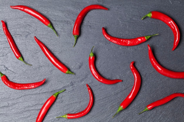 Piments rouges disposés sur un fond bleu clair