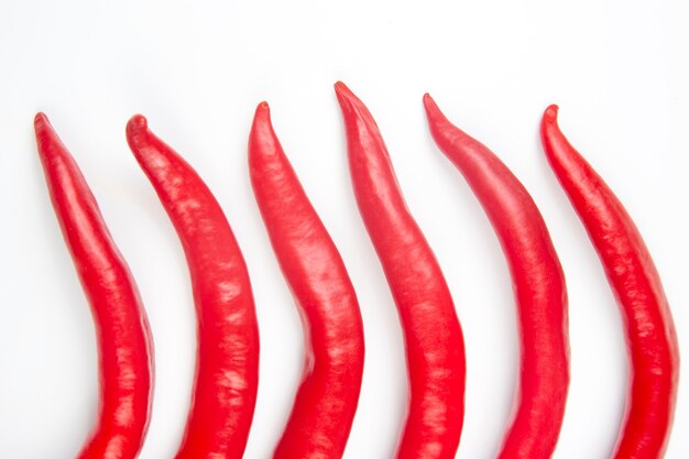 Piments rouges sur fond blanc