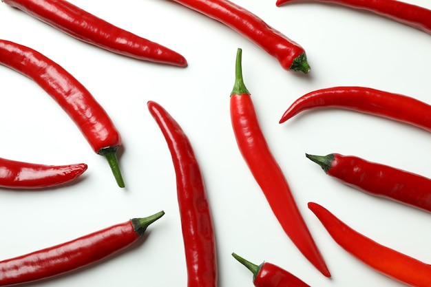 Piments rouges sur fond blanc