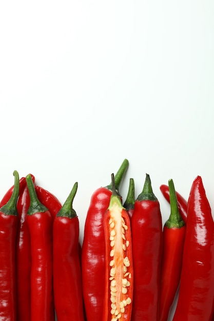 Piments rouges sur fond blanc