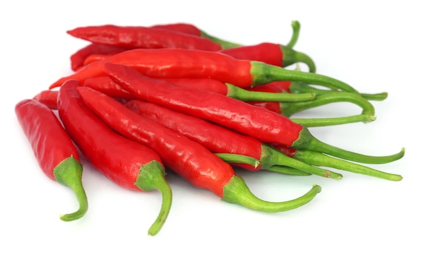 Piments rouges sur fond blanc