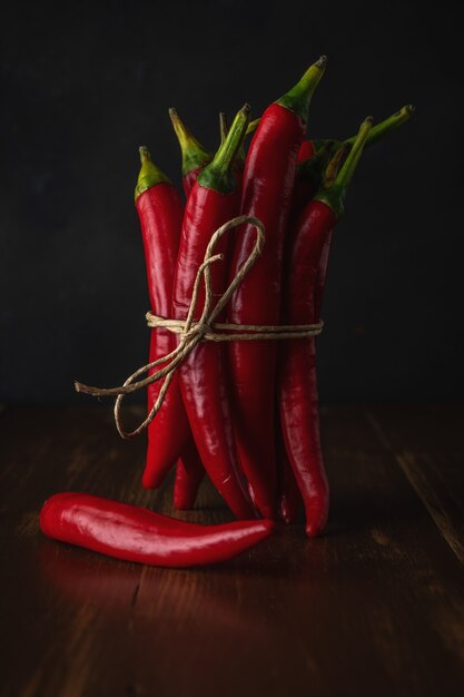 Piments rouges sur fond de bois ancien.