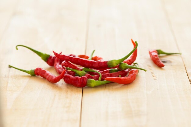 Des piments rouges sur fond de bois des piments épicés