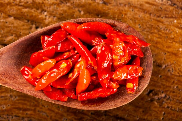 piments rouges sur fond de bois, terme latin Capsicum frutescens, Malagueta.