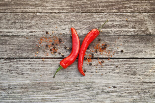 Piments rouges sur fond de bois