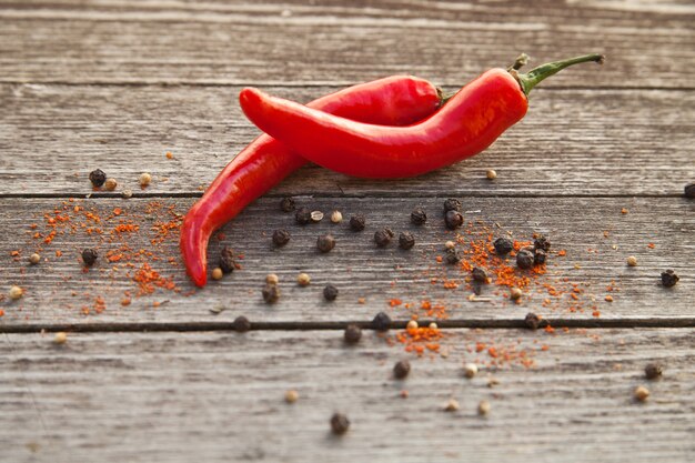 Piments rouges sur fond de bois