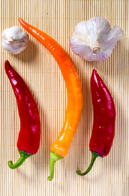 piments rouges sur fond de bois