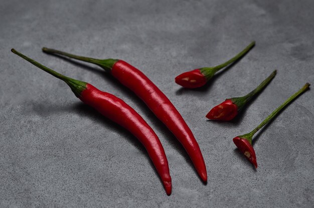 Piments rouges sur fond gris