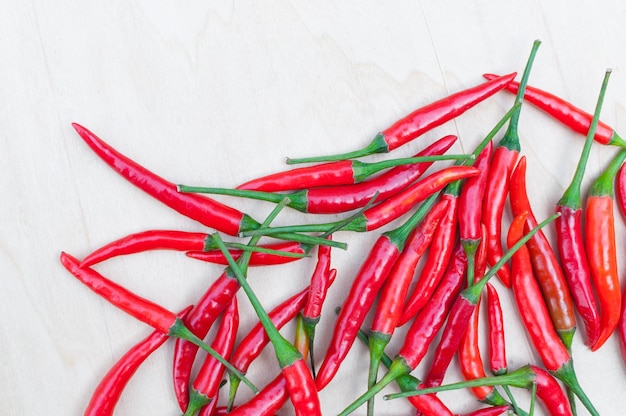 Piments rouges frais avec épicé sur la table en bois avec copie espace