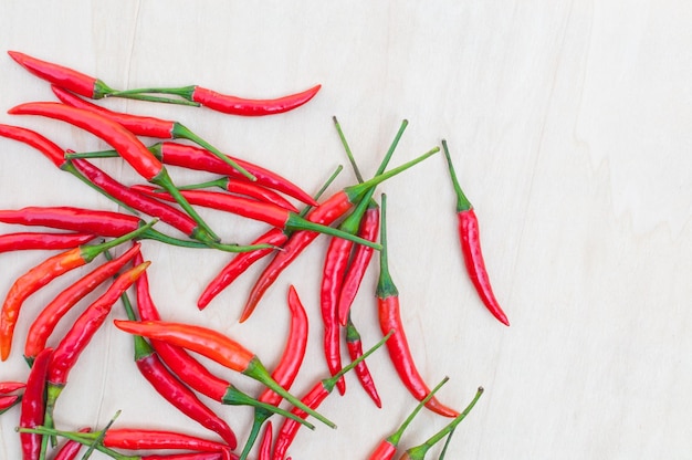 Piments rouges frais avec épicé sur la table en bois avec copie espace