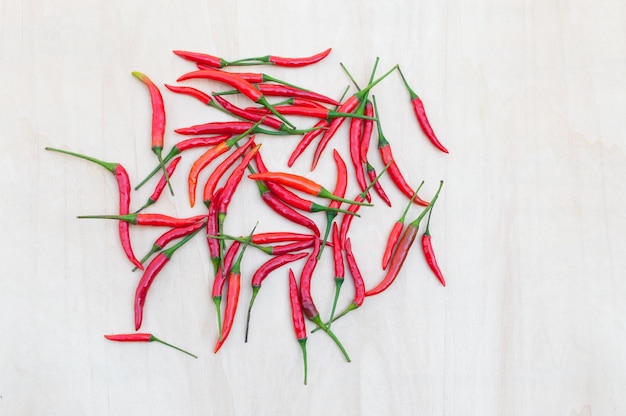 Piments rouges frais avec épicé sur la table en bois avec copie espace