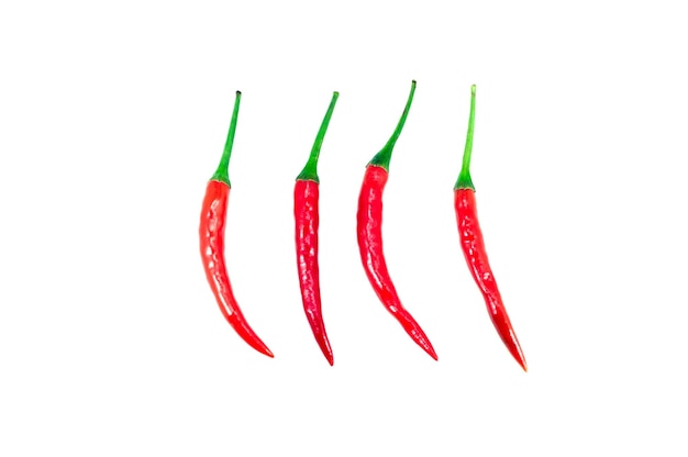 Piments rouges frais épicés avec isolé sur fond blanc