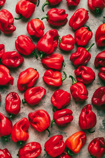 Piments rouges Habanero sur surface en béton