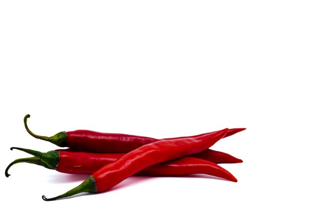 Piments rouges isolés sur fond blanc avec espace de copie Concept d'ingrédients alimentaires crus de piments mûrs