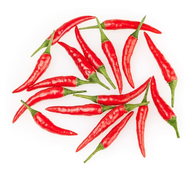 Piments rouges isolés sur fond blanc