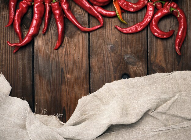 Piments rouges mûrs sur un fond vintage en bois marron de planches