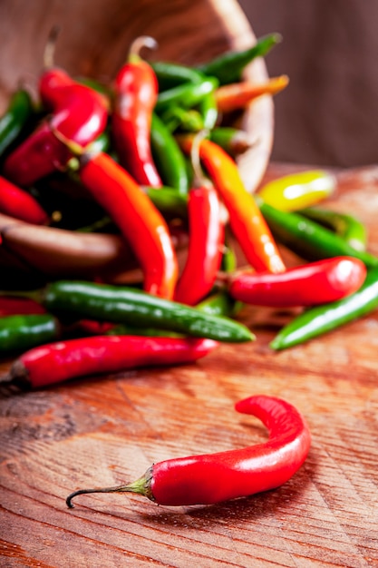 Photo piments rouges sur une planche de bois