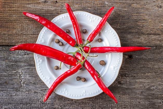 Piments rouges sur une plaque blanche