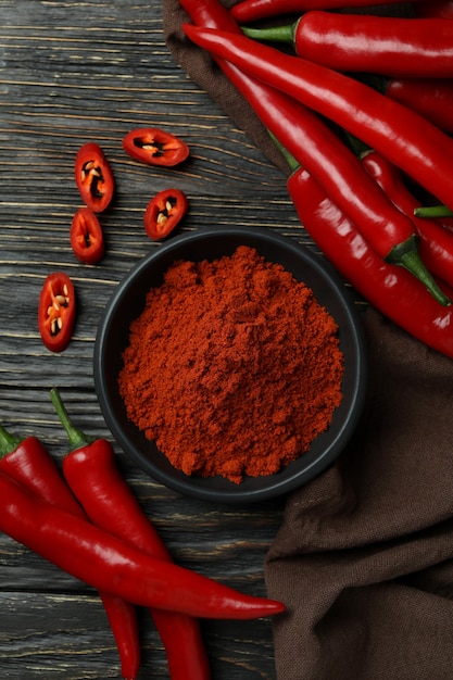 Piments rouges et poudre sur bois rustique