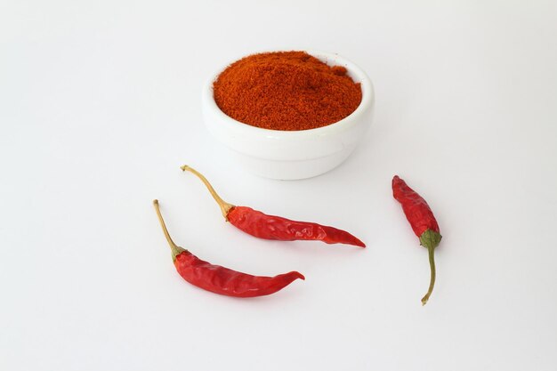 piments rouges séchés écrasés et flocons de piment ou poudre isolés sur fond blanc