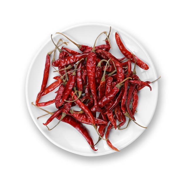 Piments rouges séchés isolés sur fond blanc