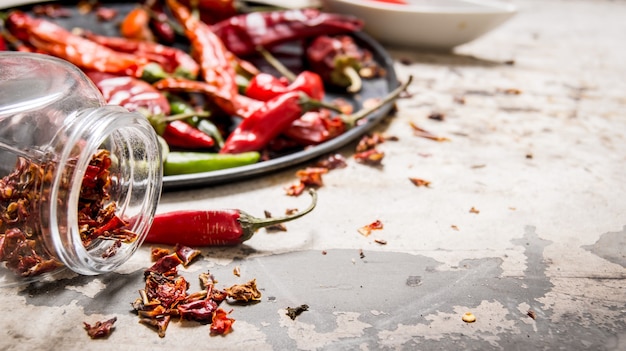 Piments Rouges Séchés Sur Plateau Et En Pot Sur Table Rustique.