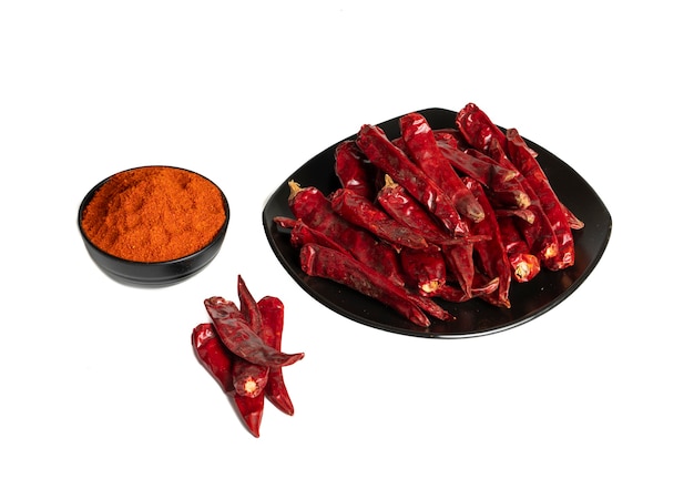 Piments rouges séchés avec poudre de chili sur fond blanc