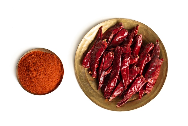 Piments rouges séchés avec poudre de chili sur fond blanc