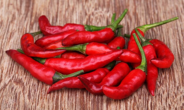 Piments rouges sur une surface en bois